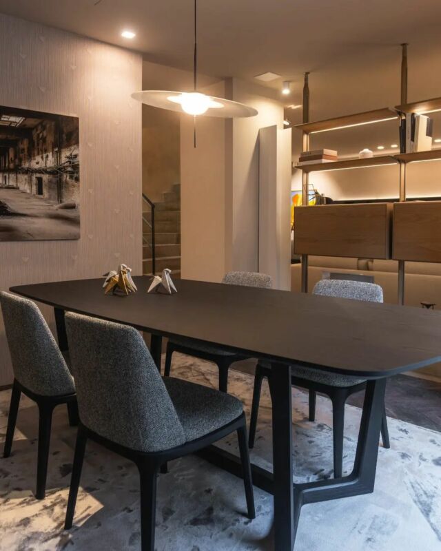 C u m  C o r d i s

#tavolo Concorde
@poliform_official

Essenziale, eppure altero, con la sua struttura in legno massello frutto di una raffinata lavorazione ebanistica: un perimetro sacro attorno a cui riunirsi.

Design @emmanuelgallinadesignoffice
2009

Vieni a trovarci da #progettobienvivre e lasciati ispirare dalle nostre proposte per il tuo #living
Ti aspettiamo! 😊

#grupposaliegiorgi
#bienvivre #progettobv