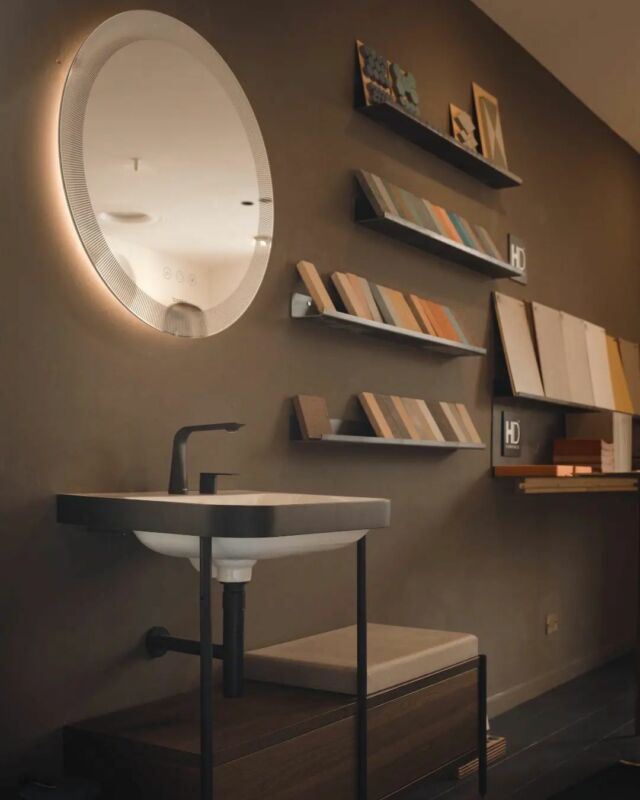 I n d u s t r i a l 

@duravit

Il telaio in metallo e la finitura in nero opaco creano qui un'atmosfera di elegante minimalismo.
Le linee sinuose della ceramica si armonizzano  con geometrie rigorose in una perfezione di dettagli senza precedenti, grazie alla tecnologia c-bonded brevettata da #duravit 

🎆 Fino al 31 ottobre tutti nostri allestimenti sono scontati fino al 50%!! 
🎆 Vieni a trovarci in Showroom e scopri tutte le nostre occasioni imperdibili. 
Ti aspettiamo!

#grupposaliegiorgi
#progettobienvivre
#progettobv